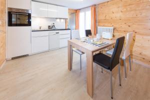 Kuchyň nebo kuchyňský kout v ubytování Haus Miranda Grächen