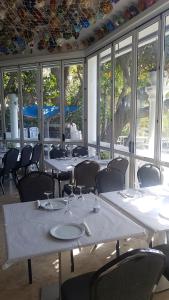 Reštaurácia alebo iné gastronomické zariadenie v ubytovaní Nueva Torrequebrada