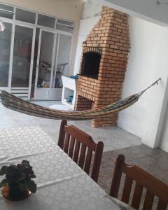 Μια τηλεόραση ή/και κέντρο ψυχαγωγίας στο Casa de Praia Navegantes - 100 metros do mar