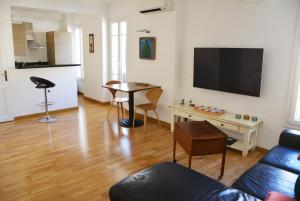 een woonkamer met een bank en een tafel bij Be our Guests in Nice Port Bonaparte in Nice
