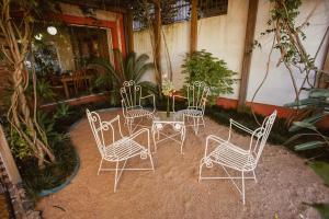 um grupo de cadeiras e uma mesa num pátio em Pousada Raio de Sol em Jaguarão