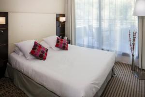 Postel nebo postele na pokoji v ubytování Mercure Aix-en-Provence La Duranne Gare TGV
