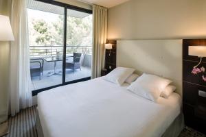 Postel nebo postele na pokoji v ubytování Mercure Aix-en-Provence La Duranne Gare TGV