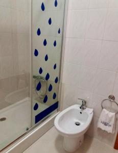 ein Badezimmer mit Toilette, Dusche und Waschbecken in der Unterkunft Apartamento da Praia da Amorosa in Amorosa + 13 Fotos
