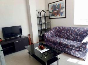 ein Wohnzimmer mit einer Couch und einem Couchtisch in der Unterkunft Apartamento da Praia da Amorosa in Amorosa