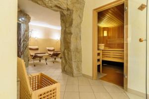 Zimmer mit einer Steinmauer, einem Tisch und Stühlen in der Unterkunft Steinhausers Hotel Hochbühl in Oberstaufen