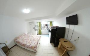 1 dormitorio con 1 cama, escritorio y TV en Flat Beira Mar Praia Ponta Negra, en Natal