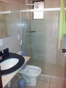 y baño con ducha, lavabo y aseo. en Flat Beira Mar Praia Ponta Negra, en Natal