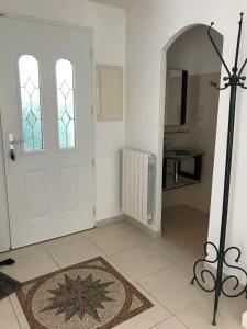 una stanza con una porta bianca con una stella sul pavimento di Belle villa à Saint Raphaël dans clos privé a Saint-Raphaël