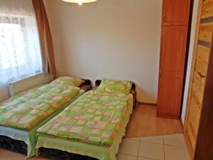 Łóżko lub łóżka w pokoju w obiekcie PokojeKajaki DD Swornegacie