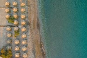 uma vista sobre a praia e a água em Samian Mare Hotel, Suites & Spa em Karlovasi