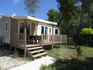 een tiny house met een veranda en een terras bij Camping Aux Portes De Cassis in La Bédoule