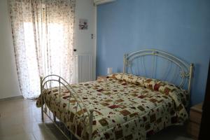カザマッシマにあるLe Tre Rose Bed & Breakfastのベッドルーム1室(毛布付きのベッド1台付)