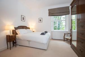 - une chambre avec un lit, une chaise et une fenêtre dans l'établissement Apartment 4 The Grove, à Durham