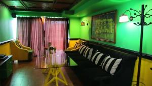 カスピスクにあるArena Hotelの緑豊かなリビングルーム(ソファ、ガラステーブル付)