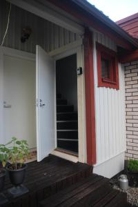 una puerta abierta de una casa con escaleras en Beautiful holiday home (studio) in Rovaniemi, en Rovaniemi