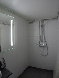 Un baño con ducha y ventana. en Beautiful holiday home (studio) in Rovaniemi, en Rovaniemi 6 fotos más