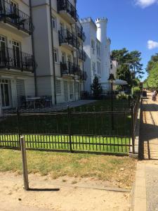 a black fence in front of a building at Appartment Ostseetraum in Ahlbeck