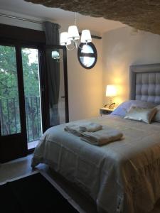 a bedroom with a bed with towels on it at Casa Cueva Un Rincón en la Roca in Setenil