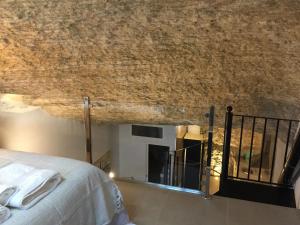 A bed or beds in a room at Casa Cueva Un Rincón en la Roca