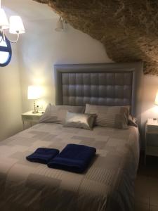 A bed or beds in a room at Casa Cueva Un Rincón en la Roca