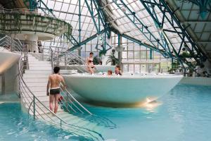 un gruppo di persone in una vasca da bagno in piscina di Apartaments Del Meligar a Encamp