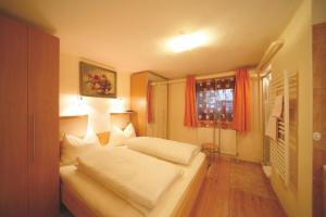 Łóżko lub łóżka w pokoju w obiekcie Apartment Haus Schatz