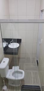 CONDOMÍNIO VENTO DO LITORAL في لويس كوريا: حمام صغير مع مرحاض ومغسلة