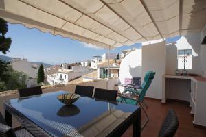 a dining room with a blue table and chairs on a balcony at Casa con Balcon in Altea