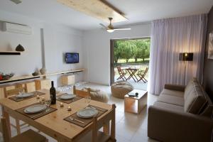 uma sala de estar com uma mesa e um sofá em G.Living 365 em Agia Effimia