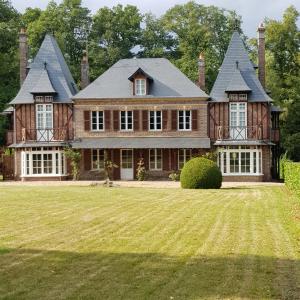 a large house with a large grass yard at Manoir du Chambellan in Arnières-sur-Iton