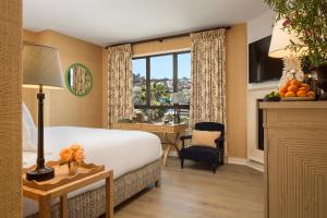 a hotel room with a bed and a desk and a window at Hotel 850 SVB, West Hollywood, a Member of Design Hotels in Los Angeles