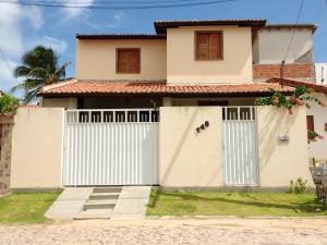 a house with white gates in front of it at Casa Guajiru in Guajiru