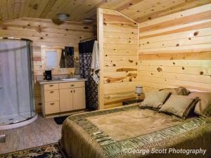 Postel nebo postele na pokoji v ubytování Zion’s Cozy Cabin's
