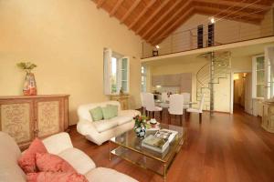 un soggiorno con divano e tavolo di Villa Verganti Veronesi a Inveruno