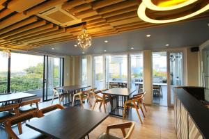Khu vực ghế ngồi tại Binh Duong Resident Hotel