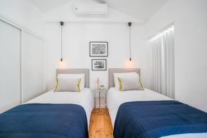 Un pat sau paturi într-o cameră la Chiado & Design Apartment