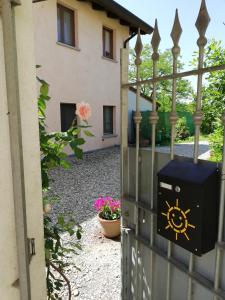 una puerta a una casa con un buzón en una valla en L'ape in Corte Casa di Campagna, Via Francigena stanze e colazione en Vaccarizza