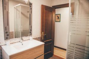 カンガス・デ・オニスにあるLa Casinaのバスルーム(洗面台、鏡付)