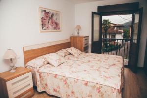 カンガス・デ・オニスにあるLa Casinaのベッドルーム1室(ベッド1台、景色を望む窓付)