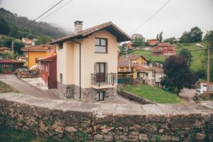 una pequeña casa al lado de una colina en La Casina, en Cangas de Onís