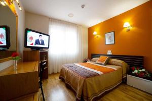 TV a/nebo společenská místnost v ubytování Hotel Río Cabia