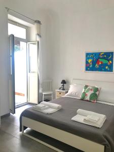 シラクーサにあるBe in Sicilyのベッドルーム1室(ベッド1台、タオル2枚付)