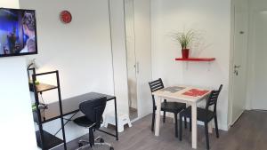 a dining room with a table and chairs and a shelf at Appartement Alouette France in Pessac