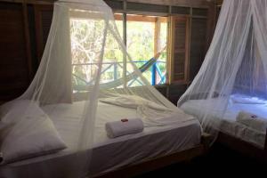 Postel nebo postele na pokoji v ubytování Isla Grande Eco-Hostal