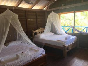 Postel nebo postele na pokoji v ubytování Isla Grande Eco-Hostal