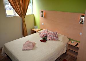 a bedroom with a bed with flowers on it at Hostal Terra 3 - BASE AÉREA in Quito