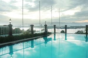 una piscina en la azotea de un edificio en The Bellavista Hotel en Isla de Mactán