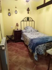 モレラにあるCasa Tiretesのベッドルーム1室(ベッド1台、ランプ付きテーブル付)