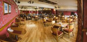 Veitingastaður eða matsölustaður á The Farnham Arms Hotel